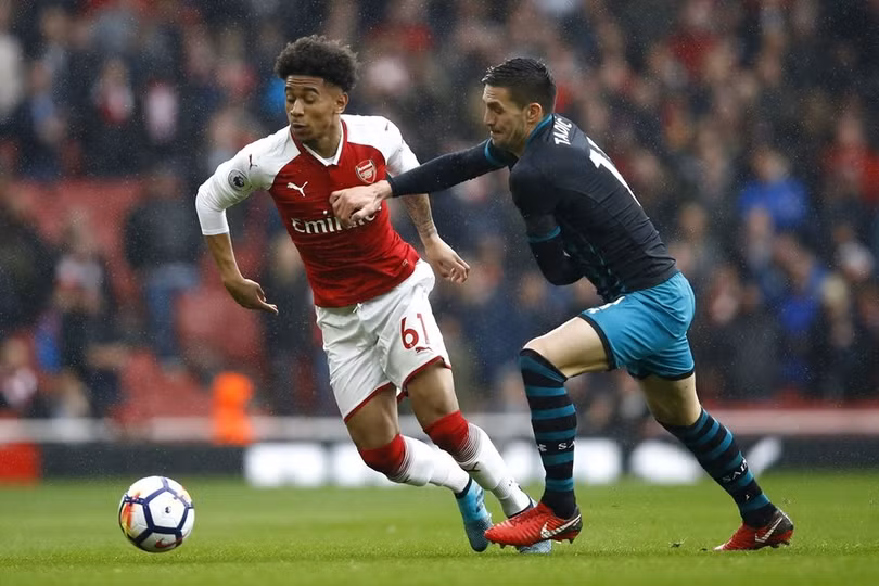 tin vao cau thu tre hlv wenger tu choi viec mua them tien dao