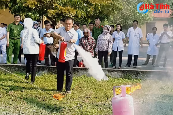 trang bi ky nang pccc cho doi ngu can bo y te o vu quang