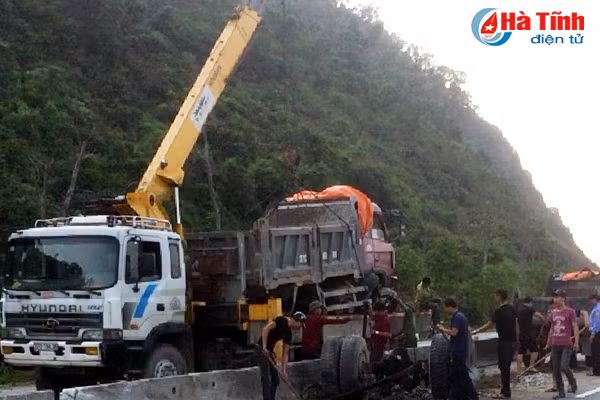 xe tai dang chay bong bay 4 banh truoc sang lan duong doi dien