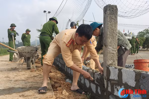 cong an duc tho tranh thu ngay nghi giup dan xay dung nong thon moi