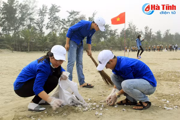 hon 1 200 doan vien nghi xuan lam ve sinh moi truong bien