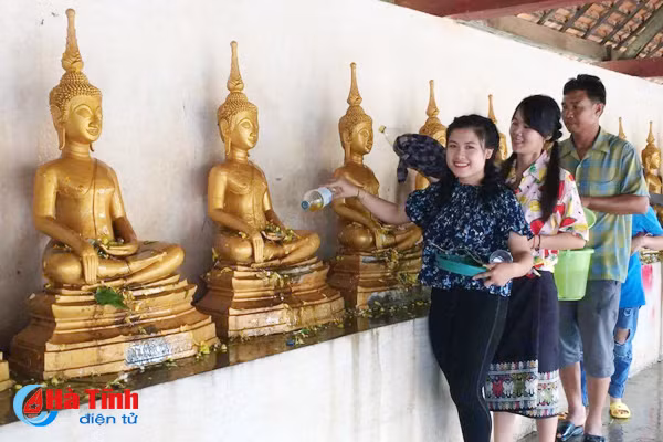 sinh vien lao vui tet co truyen o ha tinh