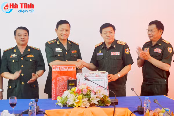 bo doi bien phong ha tinh chuc tet bunpimay