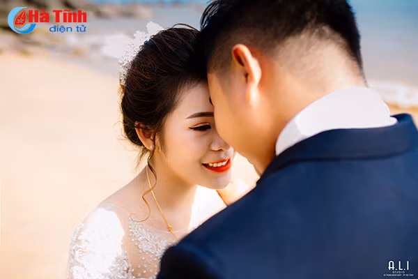 doi uyen uong nguoi lao vuot hon 200 km den ha tinh chup anh cuoi