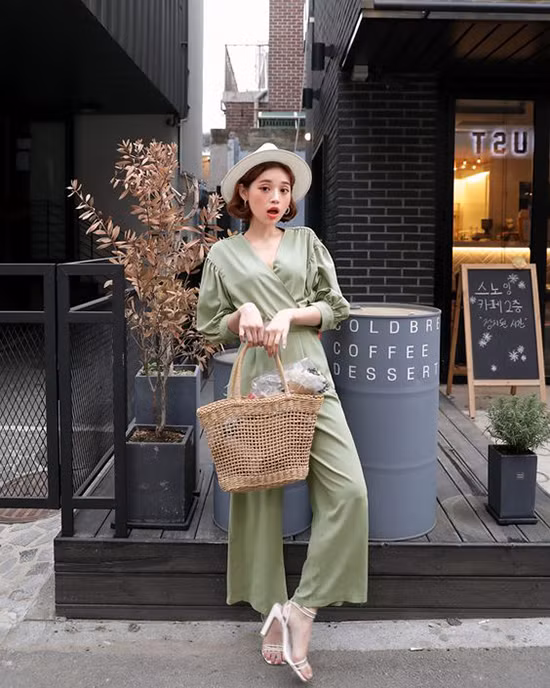 Phối đồ cùng túi nan, túi cói hot trend mùa hè