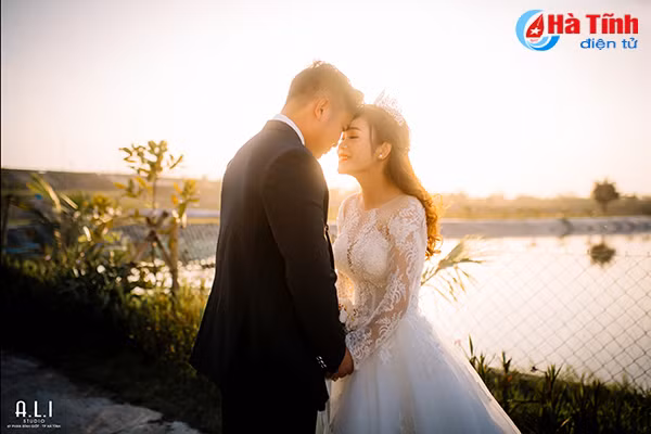 doi uyen uong nguoi lao vuot hon 200 km den ha tinh chup anh cuoi