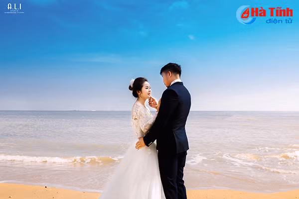 doi uyen uong nguoi lao vuot hon 200 km den ha tinh chup anh cuoi