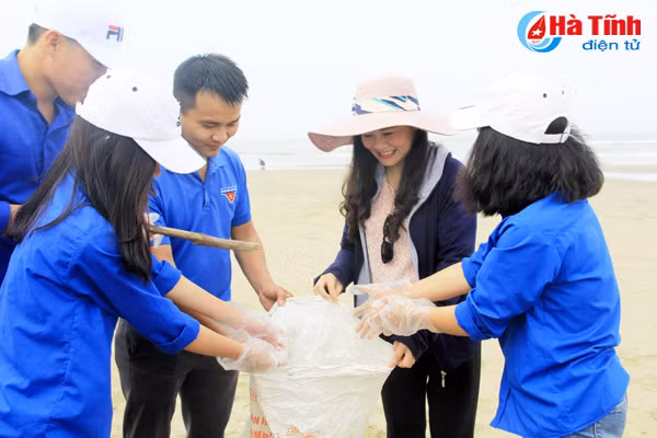 hon 1 200 doan vien nghi xuan lam ve sinh moi truong bien