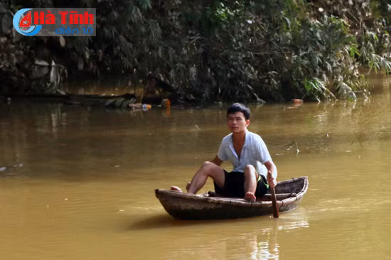 nguoi dan danh du voi mang song tren song