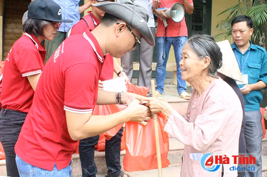 cac dia phuong don vi tiep tuc ho tro nguoi dan vung lu ha tinh