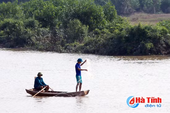 nguoi dan danh du voi mang song tren song