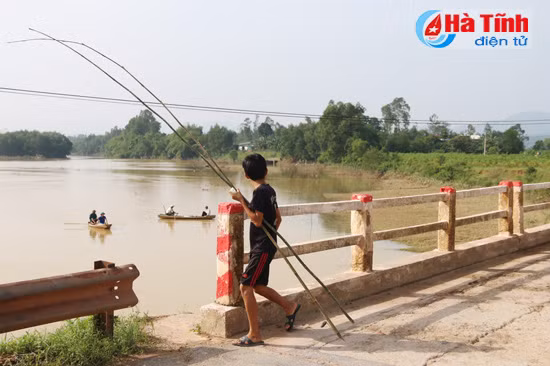 nguoi dan danh du voi mang song tren song