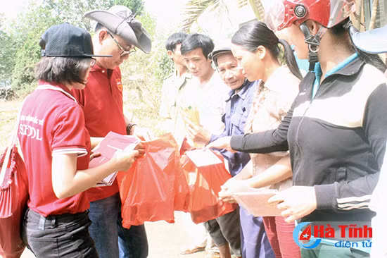 cac dia phuong don vi tiep tuc ho tro nguoi dan vung lu ha tinh