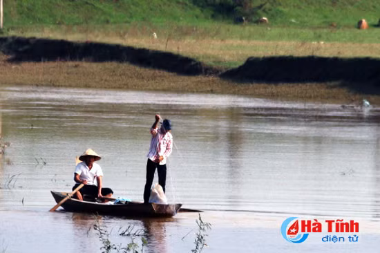 nguoi dan danh du voi mang song tren song
