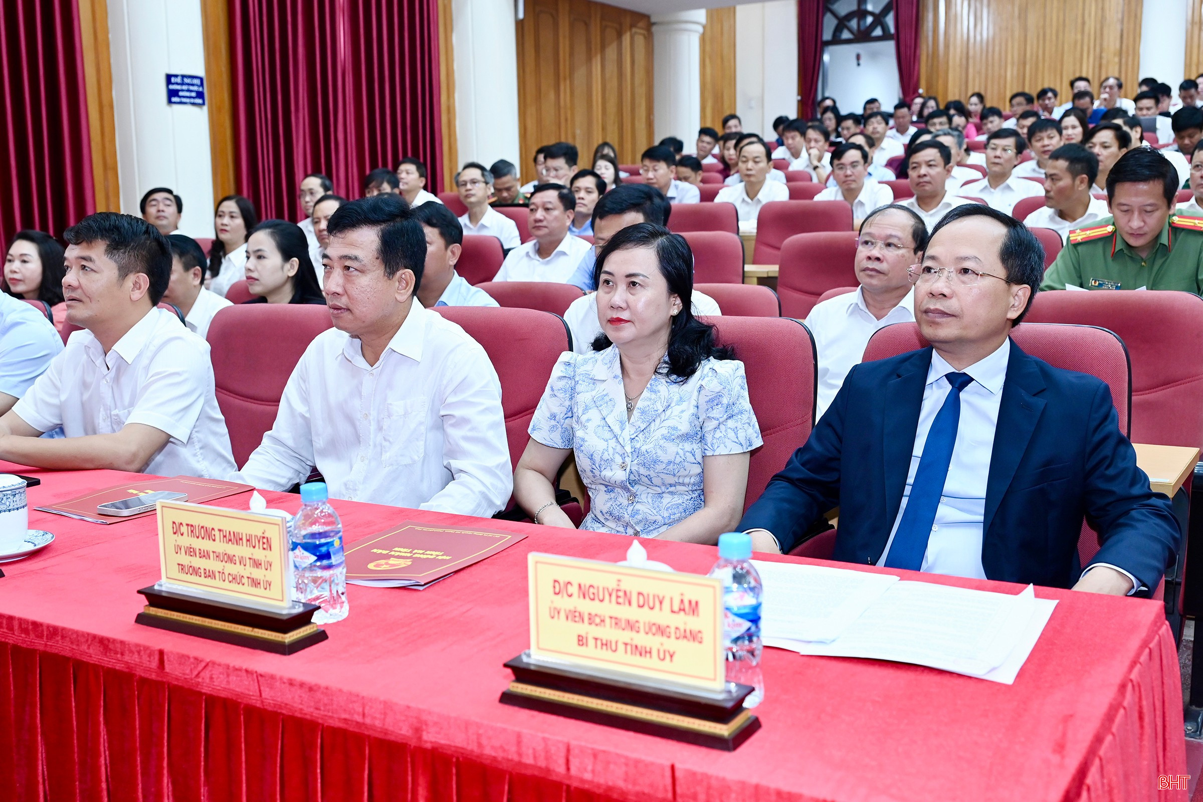 Đồng chí Nguyễn Duy Lâm - Ủy viên BCH Trung ương Đảng, Bí thư Tỉnh ủy, Trưởng ban Chỉ đạo bầu cử tỉnh và các đồng chí lãnh đạo tỉnh tham dự hội nghị.