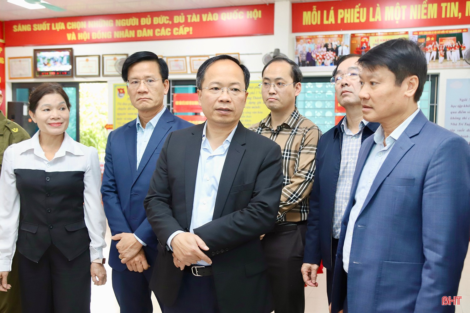 Đồng chí Nguyễn Duy Lâm - Ủy viên BCH Trung ương Đảng, Bí thư Tỉnh ủy, Trưởng ban Chỉ đạo bầu cử tỉnh kiểm tra tại khu vực bầu cử thuộc phường Thành Sen.