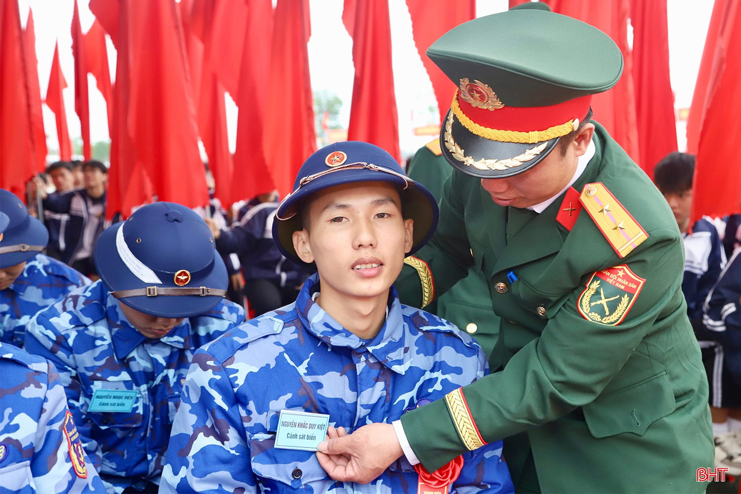 Lễ giao nhận quân diễn ra trang trọng, đúng quy định.