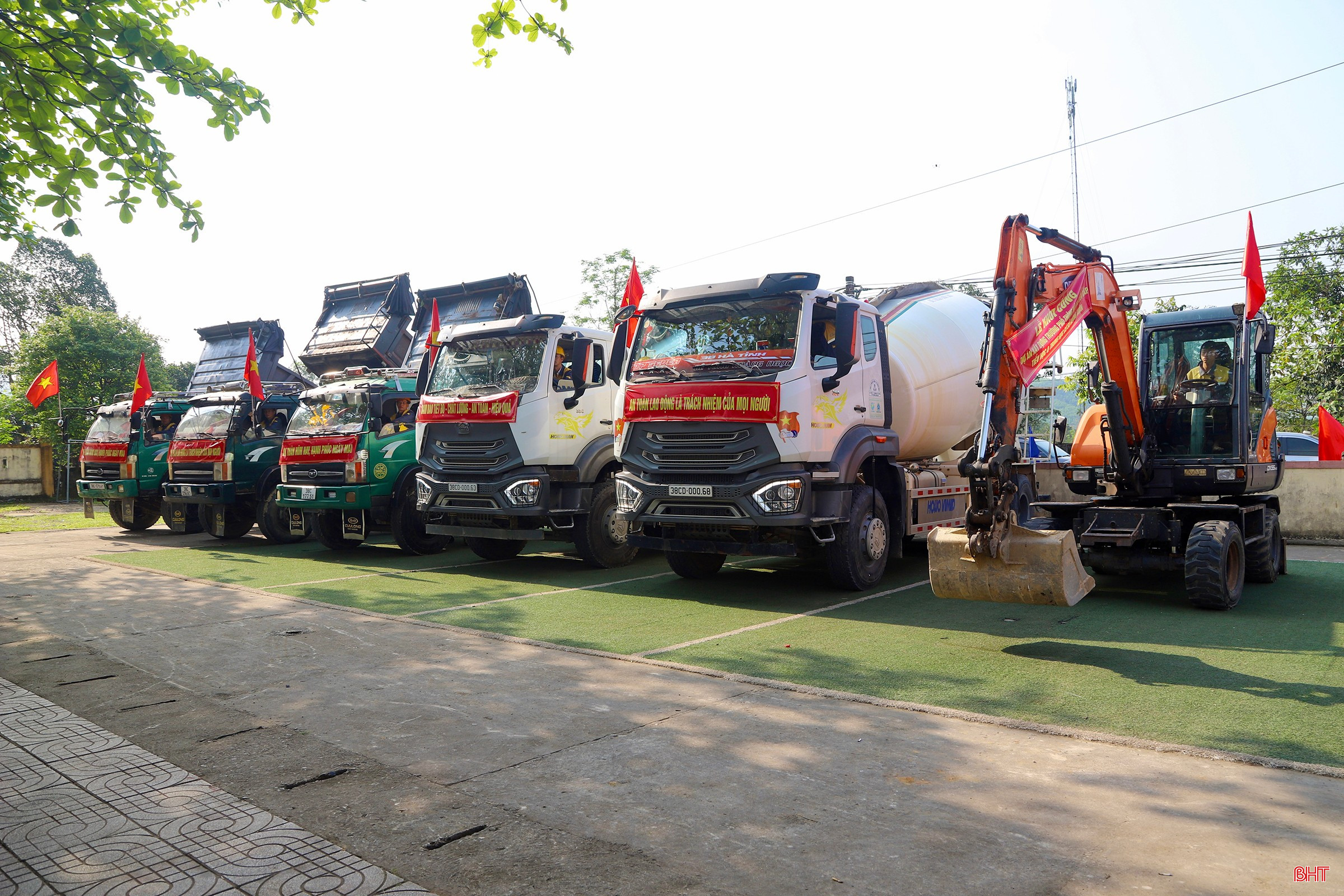 Phương tiện, xe máy sẵn sàng phục vụ thi công.