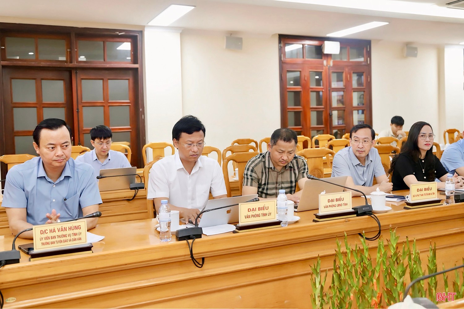 Trưởng ban Tuyên giáo và Dân vận Tỉnh ủy Hà Văn Hùng và các đại biểu tham dự phiên họp.