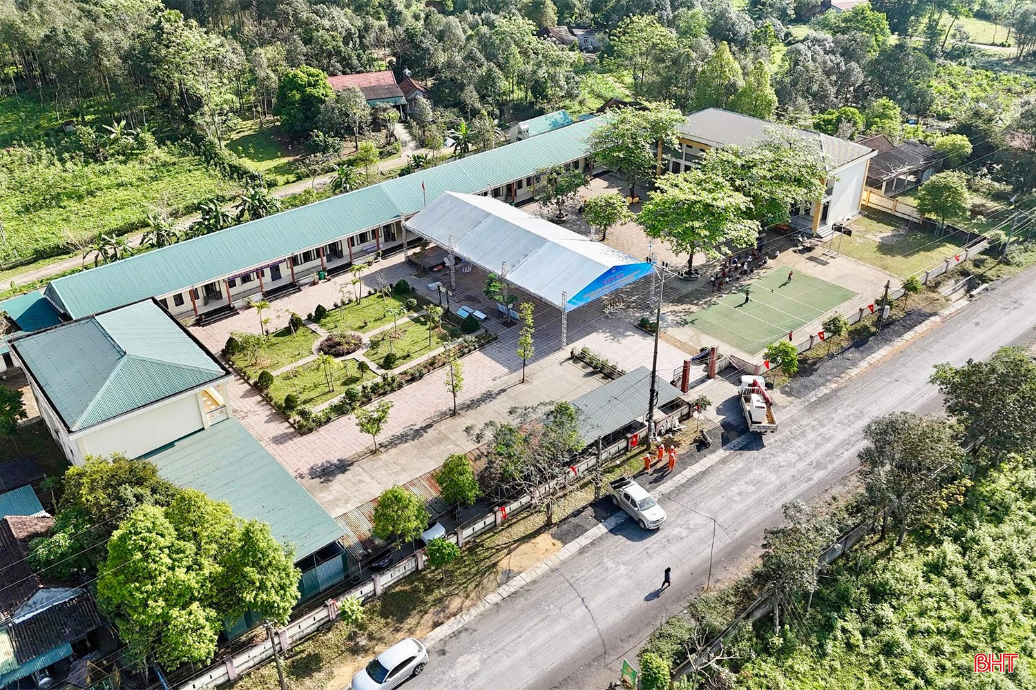 Theo kế hoạch, trong đợt khởi công đồng loạt dự án trường học nội trú xã biên giới trên cả nước vào ngày 19/3, Hà Tĩnh có 5 dự án tại các xã biên giới đất liền, gồm: Sơn Kim 2, Sơn Hồng, Vũ Quang, Hương Xuân và Hương Bình. Tổng mức đầu tư của các dự án khoảng 945,6 tỷ đồng. Để chuẩn bị cho lễ khởi công, các đơn vị, địa phương đã xây dựng kế hoạch chi tiết, kỹ lưỡng.