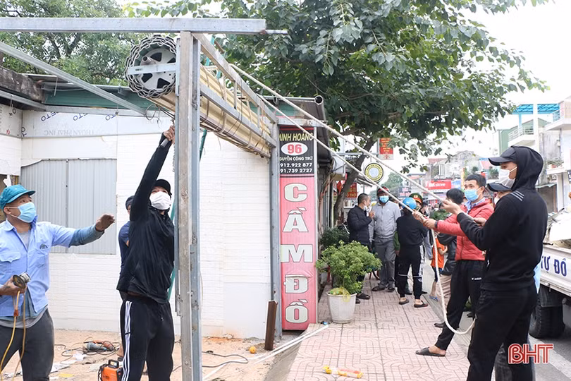 Tổ chức tháo dỡ ki-ốt xây dựng trái phép trên đất người khác