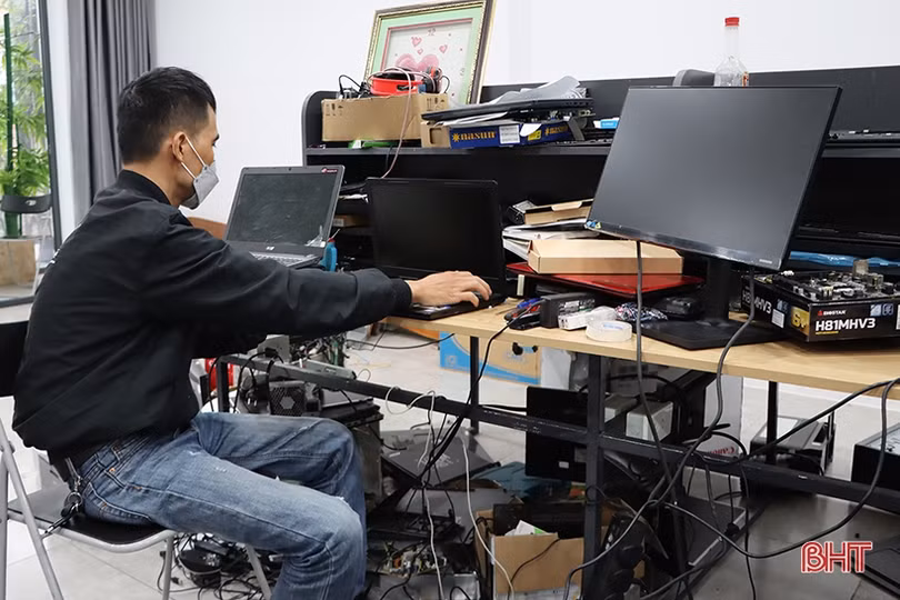 Nhiều trường ở Hà Tĩnh tổ chức học online, thợ sửa máy tính bận rộn 