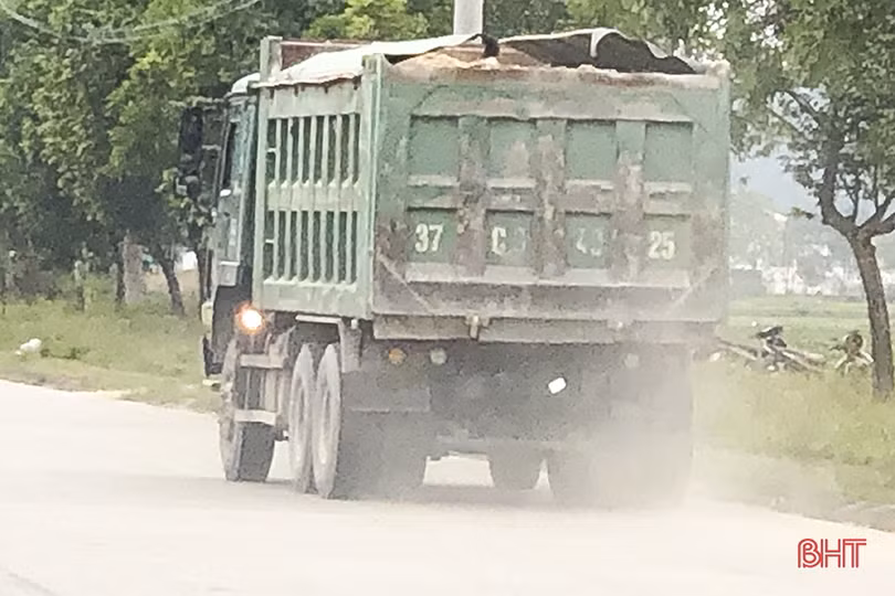 Sau xe container, đến lượt xe cơi nới thành thùng “tung hoành” trên Tỉnh lộ 552