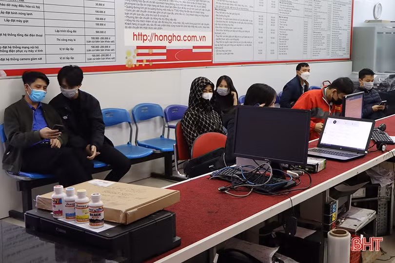 Nhiều trường ở Hà Tĩnh tổ chức học online, thợ sửa máy tính bận rộn 