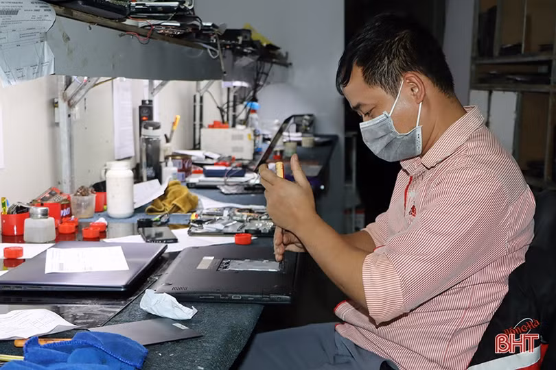 Nhiều trường ở Hà Tĩnh tổ chức học online, thợ sửa máy tính bận rộn 