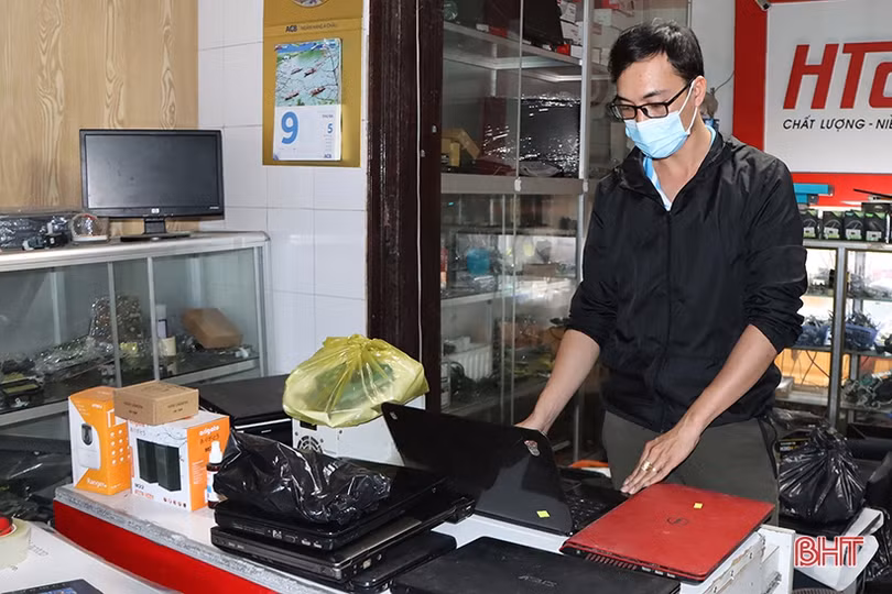 Nhiều trường ở Hà Tĩnh tổ chức học online, thợ sửa máy tính bận rộn 