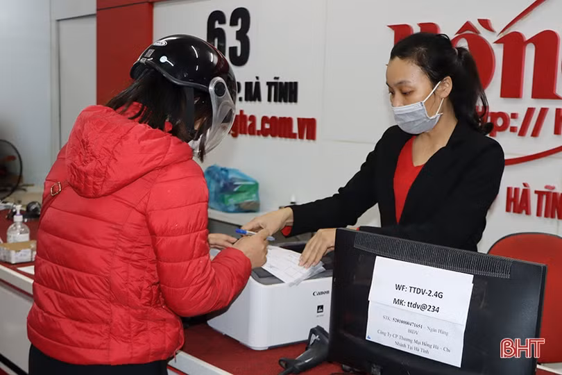 Nhiều trường ở Hà Tĩnh tổ chức học online, thợ sửa máy tính bận rộn 