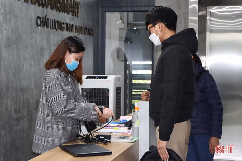 Nhiều trường ở Hà Tĩnh tổ chức học online, thợ sửa máy tính bận rộn 