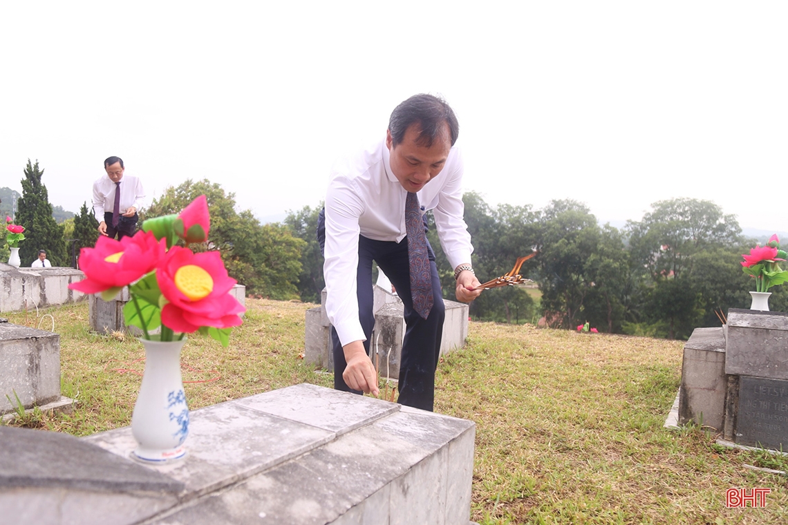 Lãnh đạo tỉnh dâng hương tại các địa chỉ đỏ ở Hà Tĩnh và Nghệ An