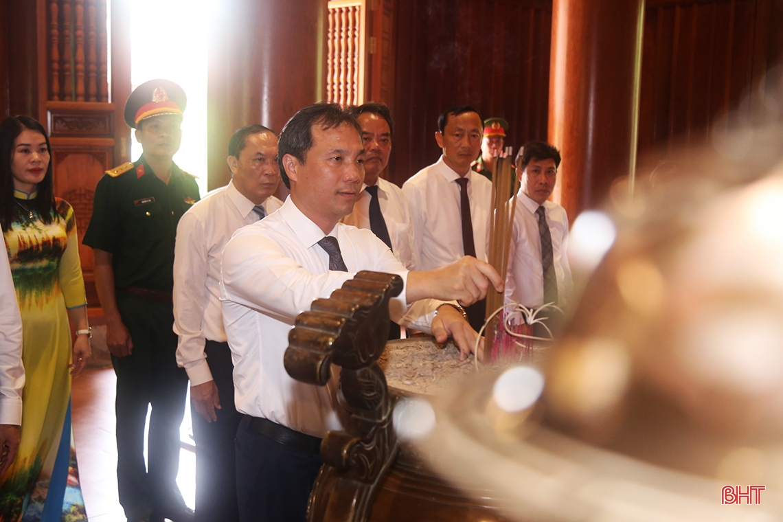 Lãnh đạo tỉnh dâng hương tại các địa chỉ đỏ ở Hà Tĩnh và Nghệ An