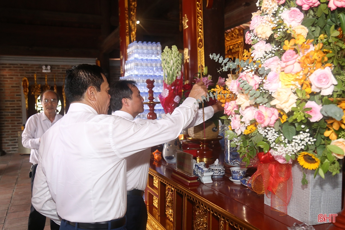 Lãnh đạo tỉnh dâng hương tại các địa chỉ đỏ ở Hà Tĩnh và Nghệ An