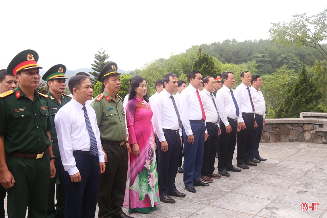 Lãnh đạo tỉnh dâng hương tại các địa chỉ đỏ ở Hà Tĩnh và Nghệ An