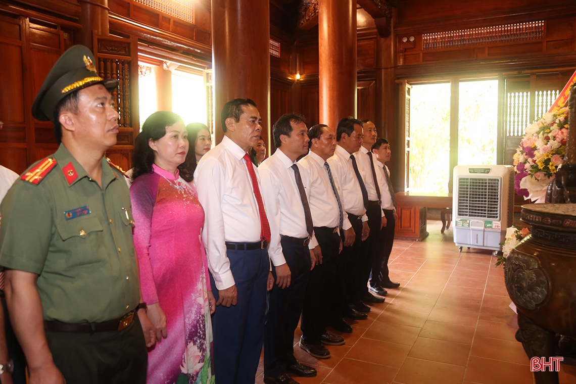 Lãnh đạo tỉnh dâng hương tại các địa chỉ đỏ ở Hà Tĩnh và Nghệ An