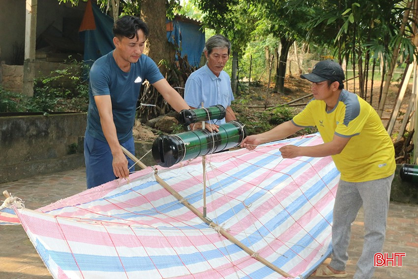 anh-ong-hoa-cung-nhung-nguoi-yeu-dieu-o-huong-son-danh-nhieu-thoi-gian-de-cham-chut-cho-nhung-canh-dieu-1362.jpg