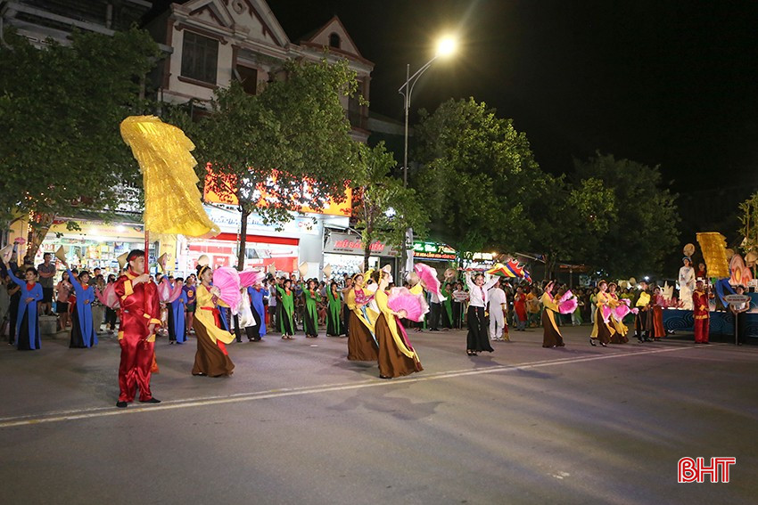 trinh-dien-di-san-van-hoa-tren-duong-pho-la-hoat-dong-dac-sac-cua-festival-ve-mien-vi-giam-tai-ha-tinh-nam-2024-4483-2603.jpg