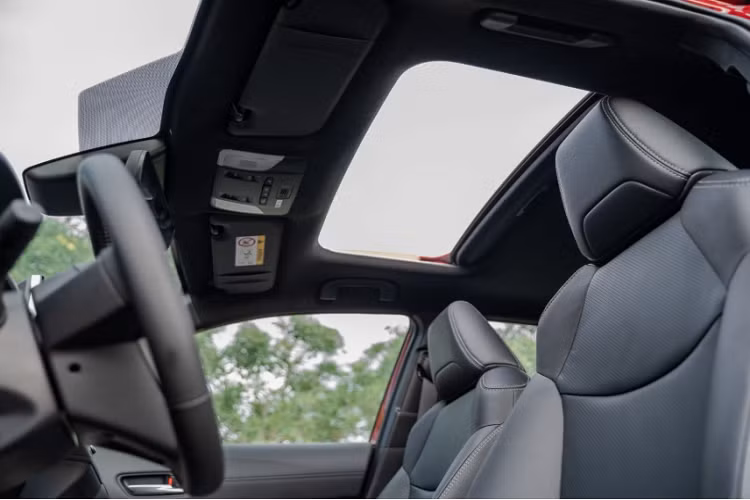 Cận cảnh Toyota Corolla Cross 2021 vừa cập bến Việt Nam