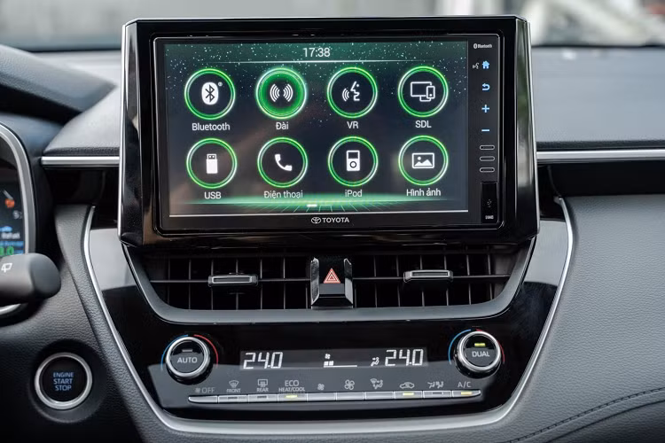 Cận cảnh Toyota Corolla Cross 2021 vừa cập bến Việt Nam