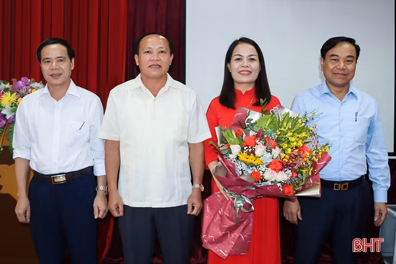 Chỉ định đồng chí Hà Thị Việt Ánh giữ chức Phó Bí thư Huyện ủy Cẩm Xuyên