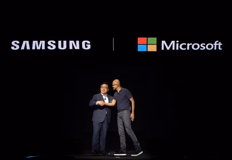 CEO Microsoft Sundar Pichai (phải) xuất hiện trong sự kiện ra mắt Note10 năm 2019 ‘Lương duyên’ Microsoft - Samsung đe dọa Apple