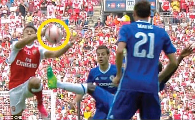 Trọng tài bắt trận chung kết FA Cup bị tố xử ép Chelsea có hệ thống