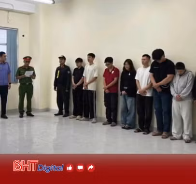 Theo dõi, bắt đường dây bán gần 30.000 sản phẩm thuốc lá điện tử