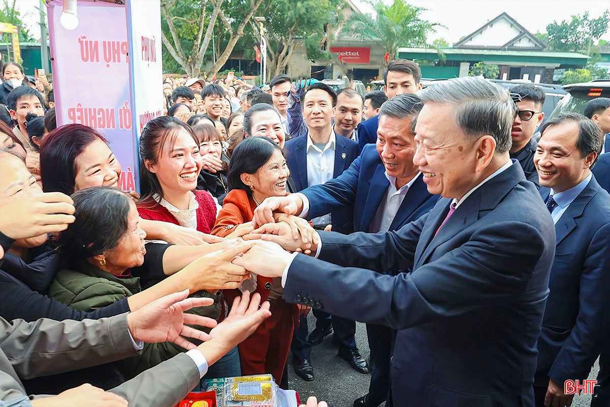 Tổng Bí thư Tô Lâm gặp gỡ, trò chuyện cùng bà con nhân dân Hà Tĩnh trong chuyến về dâng hương tại Khu di tích Hải Thượng Lãn Ông Lê Hữu Trác (xã Hương Sơn), vào dịp kỷ niệm 300 năm Ngày sinh Đại danh y Hải Thượng Lãn Ông Lê Hữu Trác (1724 - 2024), cuối năm 2024.