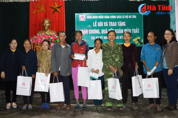 ngan hang csxh ha tinh goi 300 banh chung tang nguoi ngheo