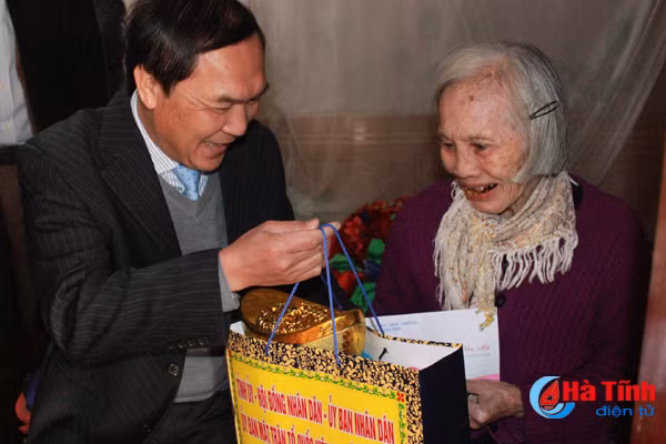 lanh dao tinh tang qua tet cac gia dinh chinh sach nguoi co cong
