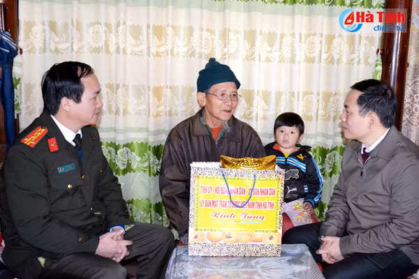lanh dao cac nganh chuc tet ho ngheo gia dinh chinh sach