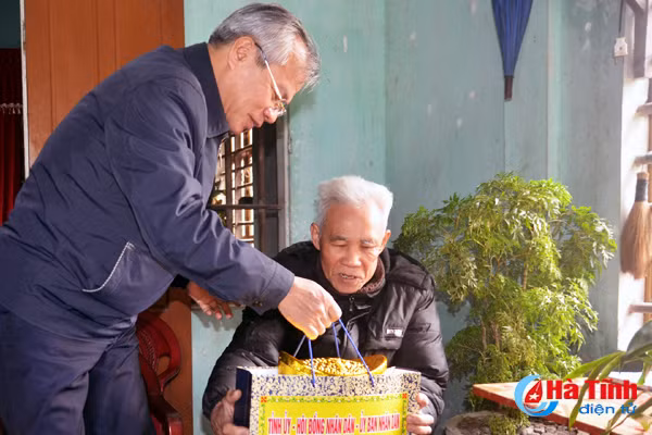 lanh dao tinh tang qua tet cac gia dinh chinh sach nguoi co cong